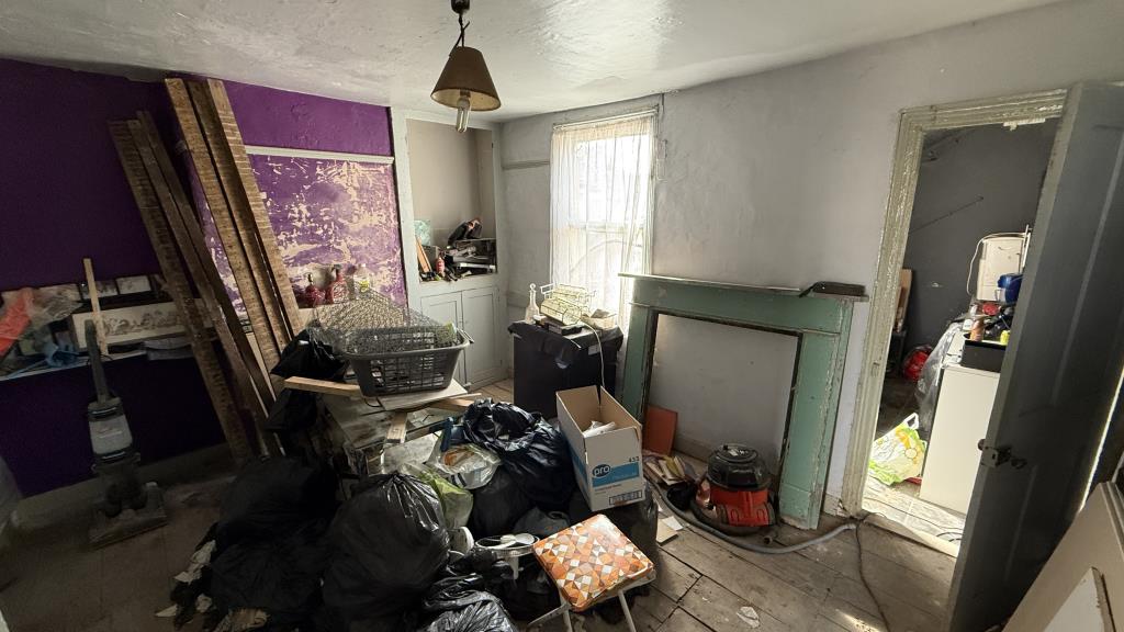 Lot: 146 - MID-TERRACE HOUSE IN NEED OF COMPLETE REFURBISHMENT - Dining room